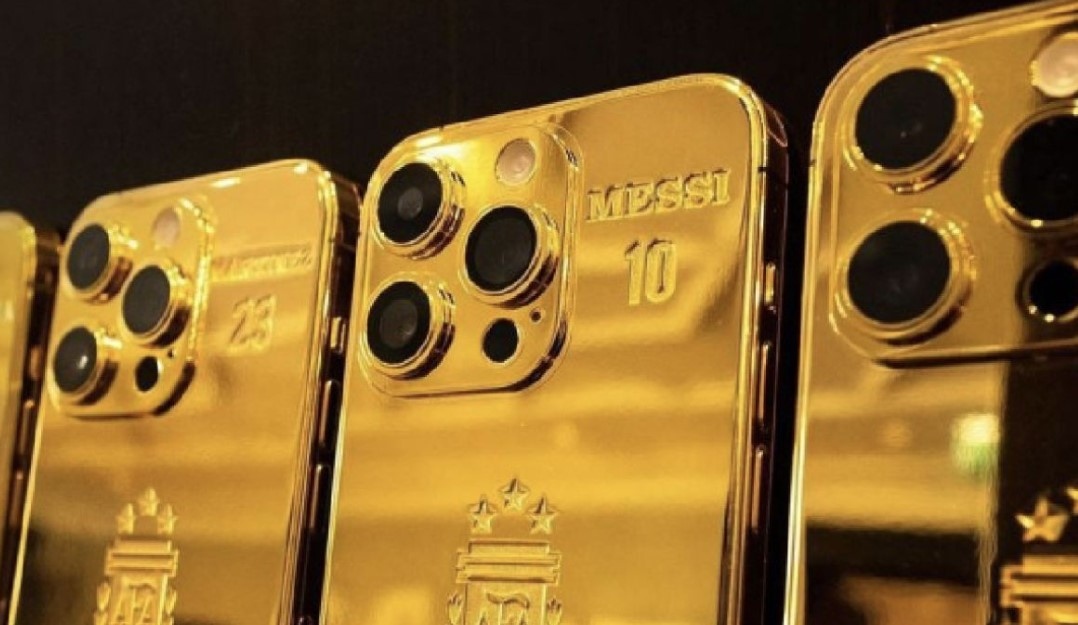 Лионел Меси зарадва своите съотборници като им подари персонализирани златни